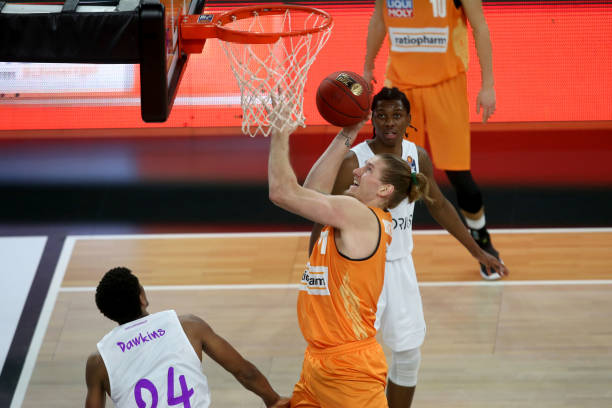 更是雷霆未 更是雷霆未